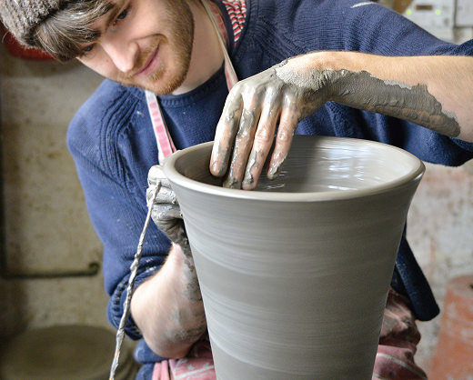 全工程を職人による手作業で、ひとつひとつが特別な存在