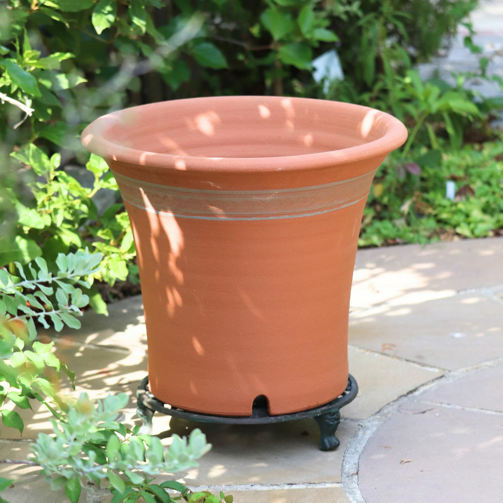 バラを育てるのにピッタリなウィッチフォードの植木鉢の写真