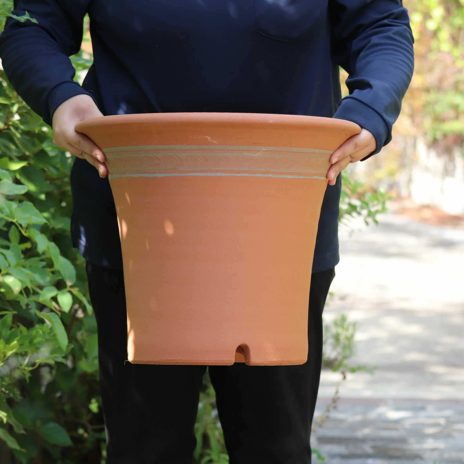 バラを育てるのにピッタリなウィッチフォードの植木鉢の写真