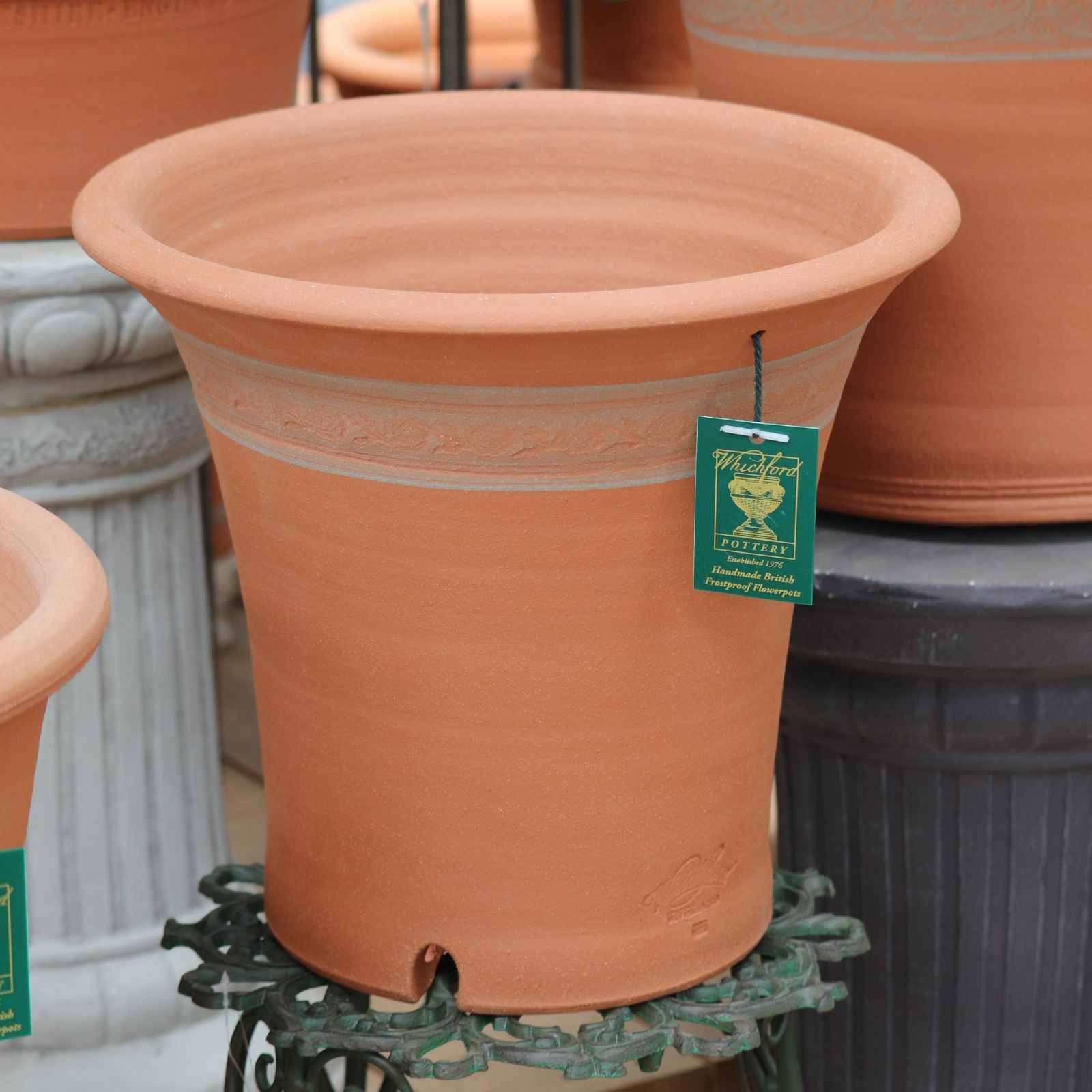 バラのために作られたウィッチフォードの植木鉢の写真