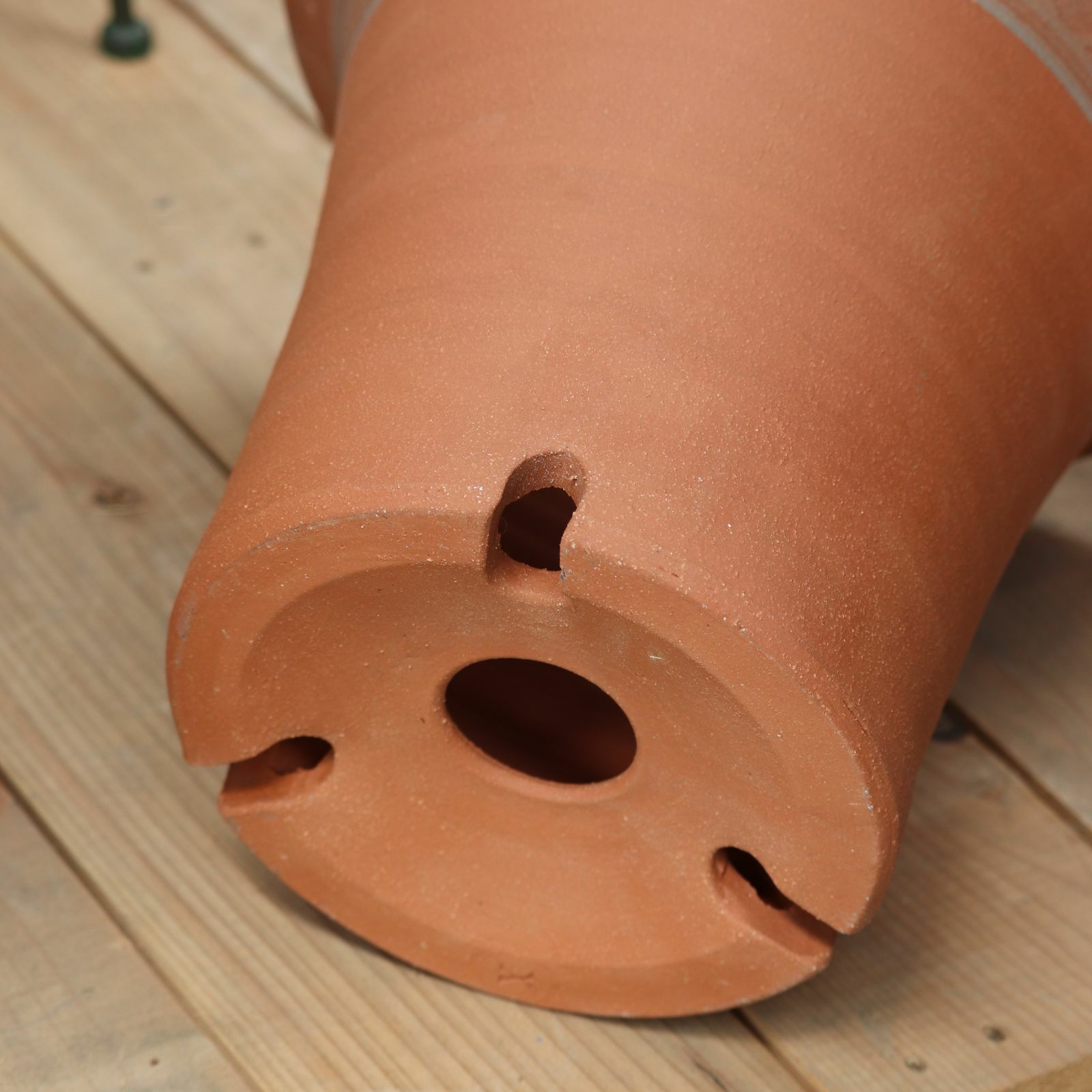 バラのために作られたウィッチフォードの植木鉢の写真