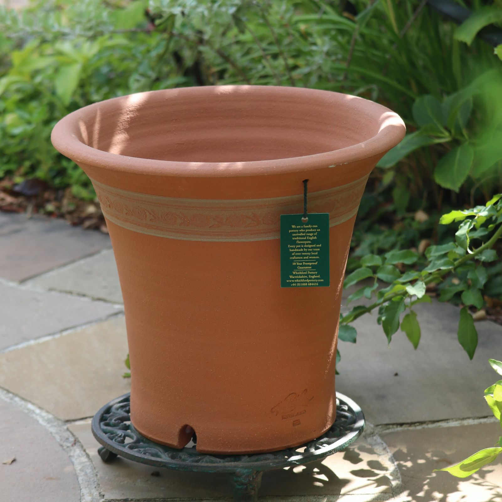 バラのために作られたウィッチフォードの植木鉢の写真