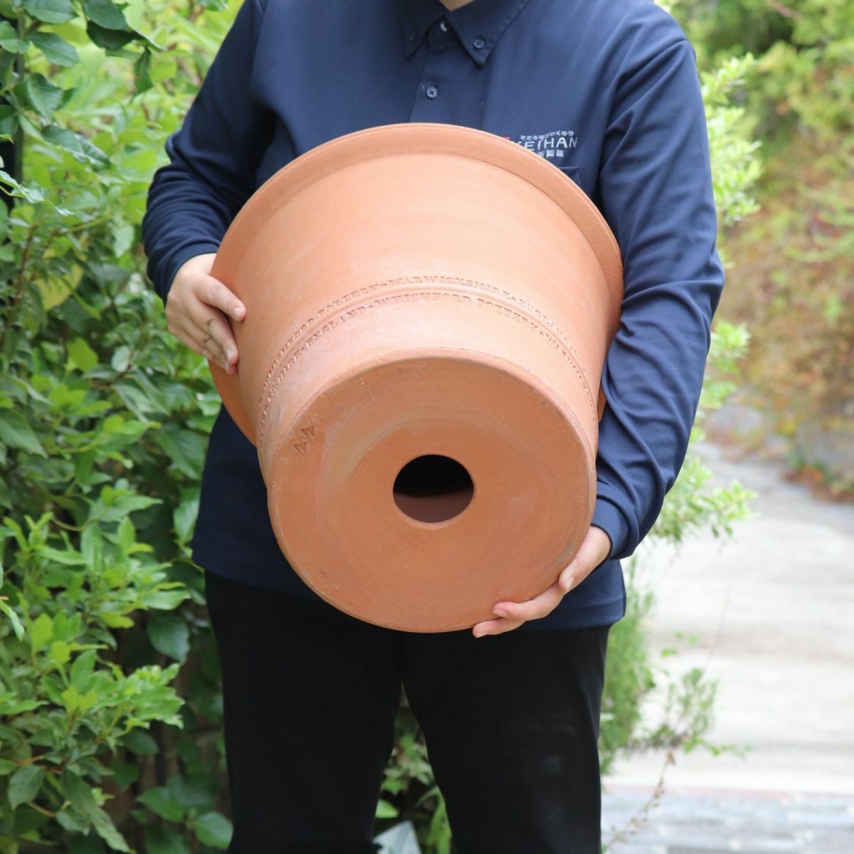 深さのあるウィッチフォードの植木鉢の写真