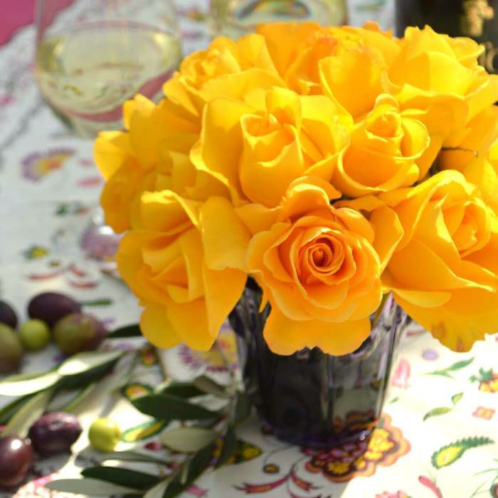 山吹色をしたレヨンドゥソレイユというバラの画像