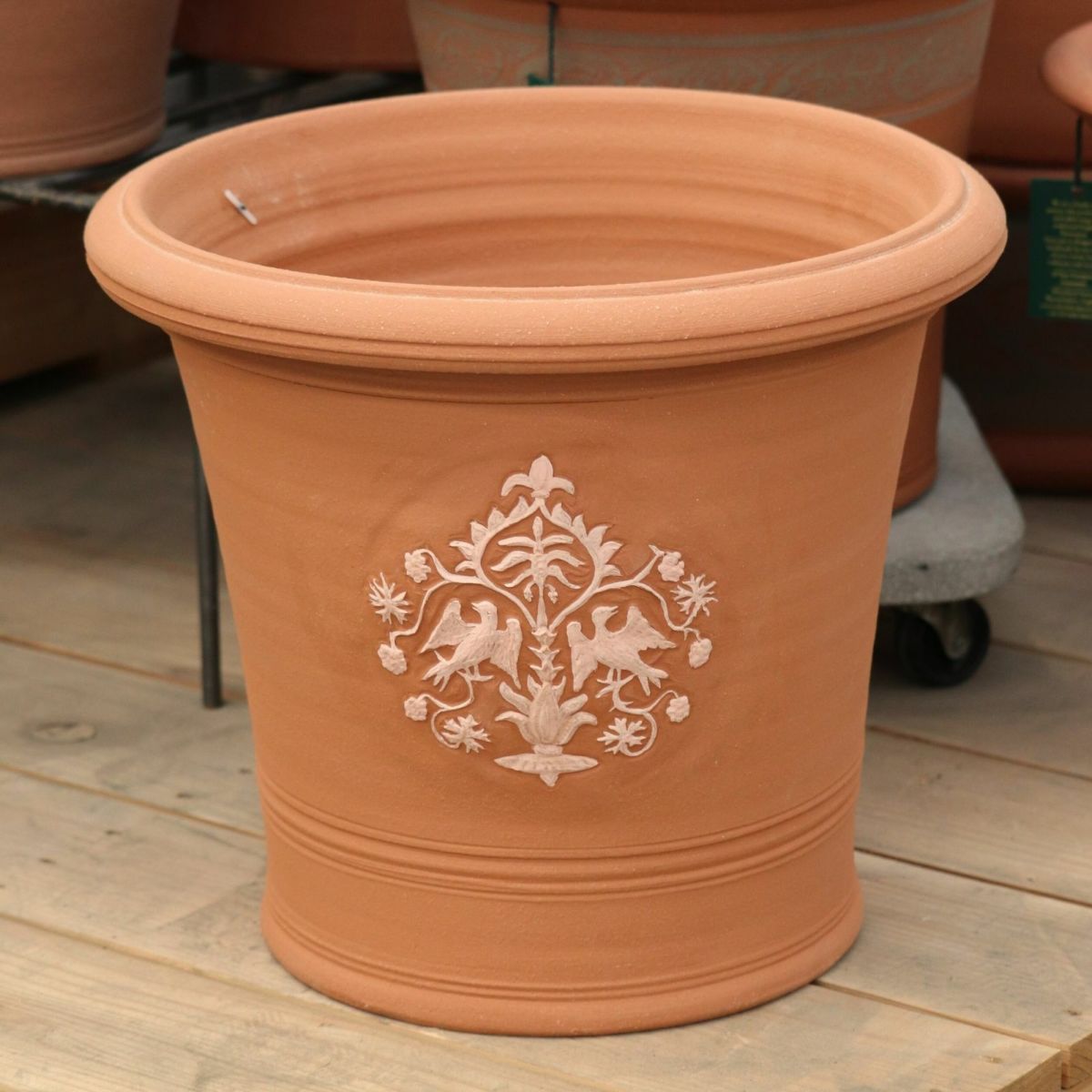 鳥のモチーフが描かれたウィッチフォードの植木鉢の写真
