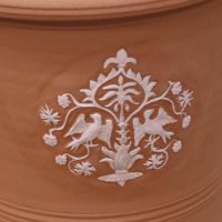 鳥のモチーフが描かれたウィッチフォードの植木鉢の写真