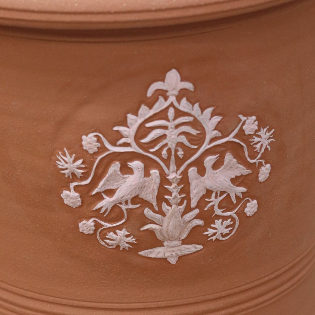 鳥のモチーフが描かれたウィッチフォードの植木鉢の写真