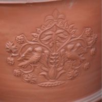 鳥のモチーフが描かれたウィッチフォードの植木鉢の写真