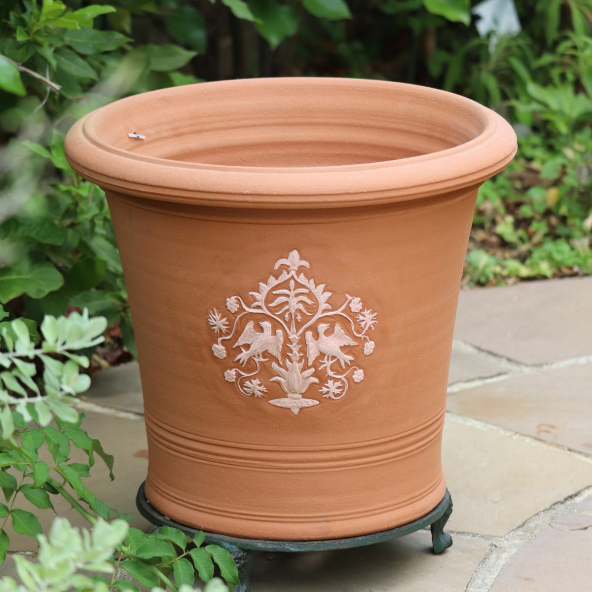 鳥のモチーフが描かれたウィッチフォードの植木鉢の写真
