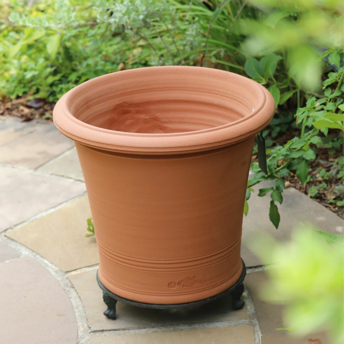 鳥のモチーフが描かれたウィッチフォードの植木鉢の写真