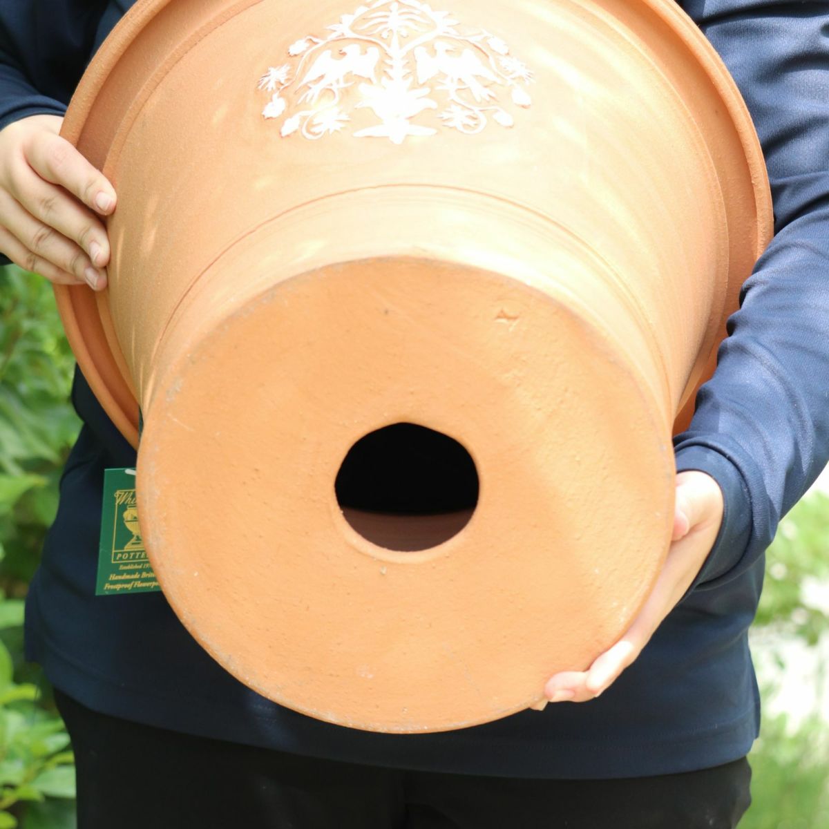 鳥のモチーフが描かれたウィッチフォードの植木鉢の写真