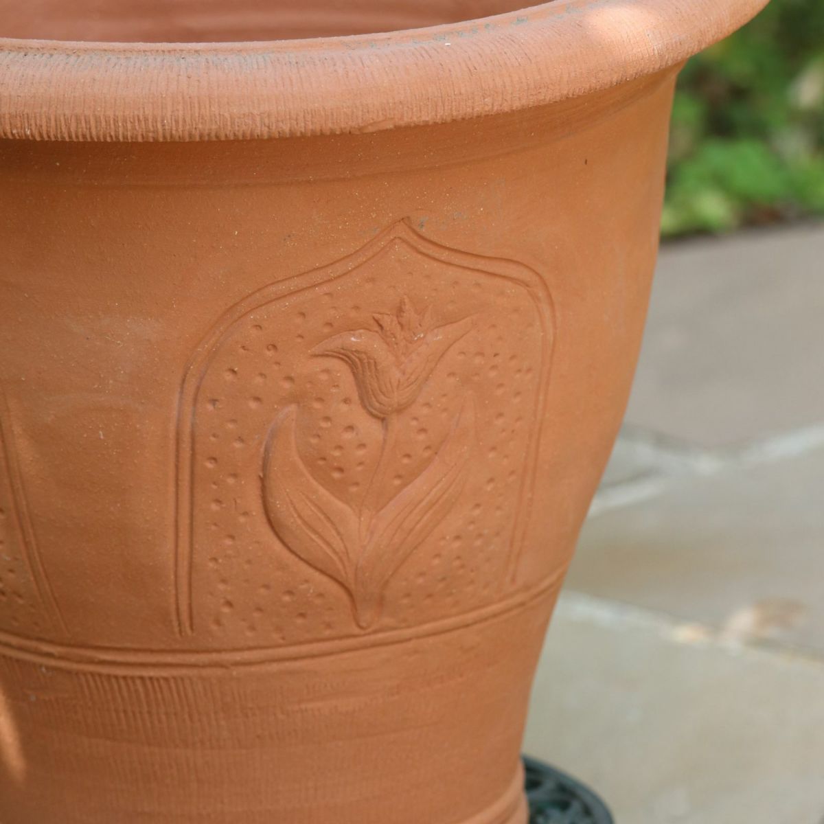 チューリップがあしらわれたウィッチフォードの植木鉢の写真