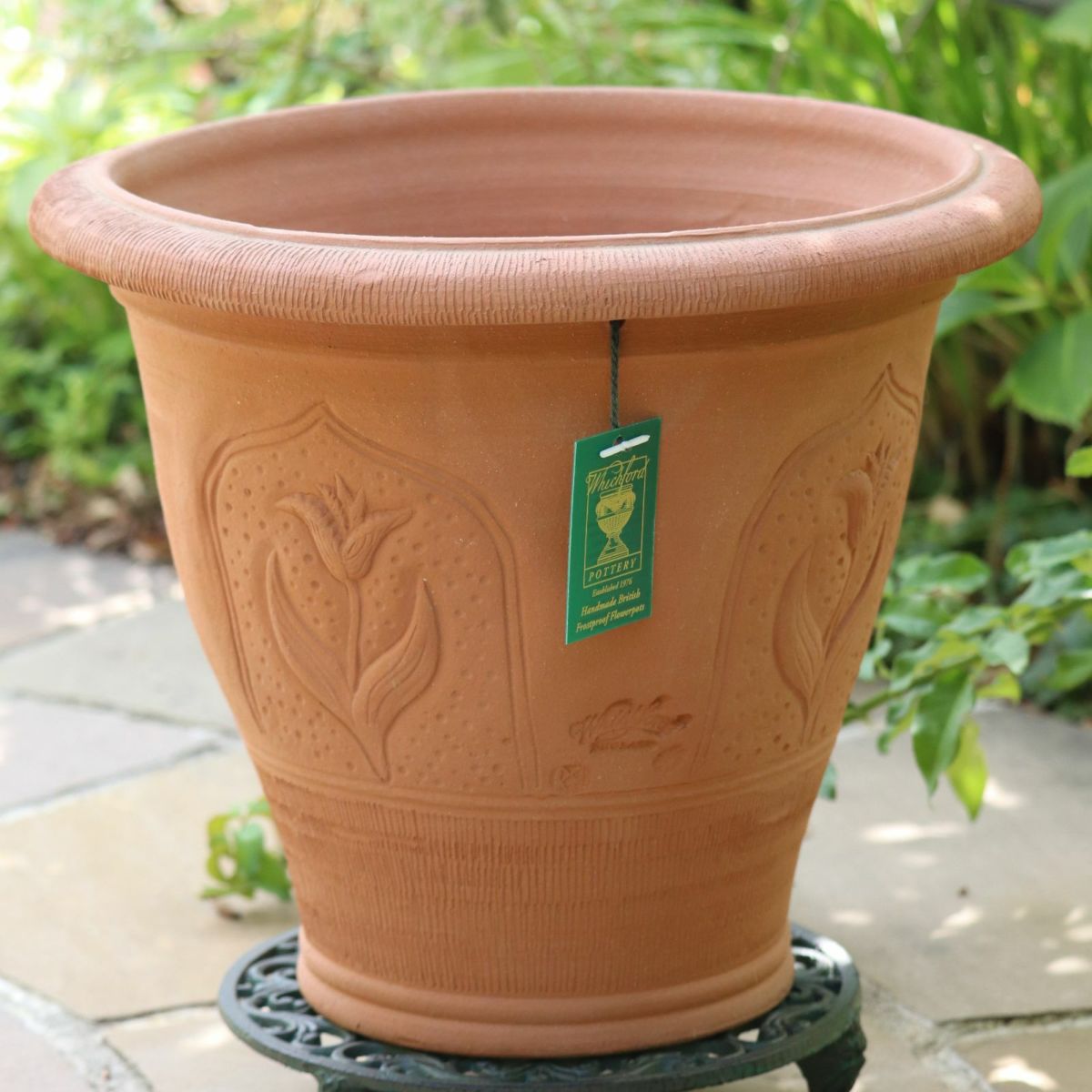 チューリップがあしらわれたウィッチフォードの植木鉢の写真