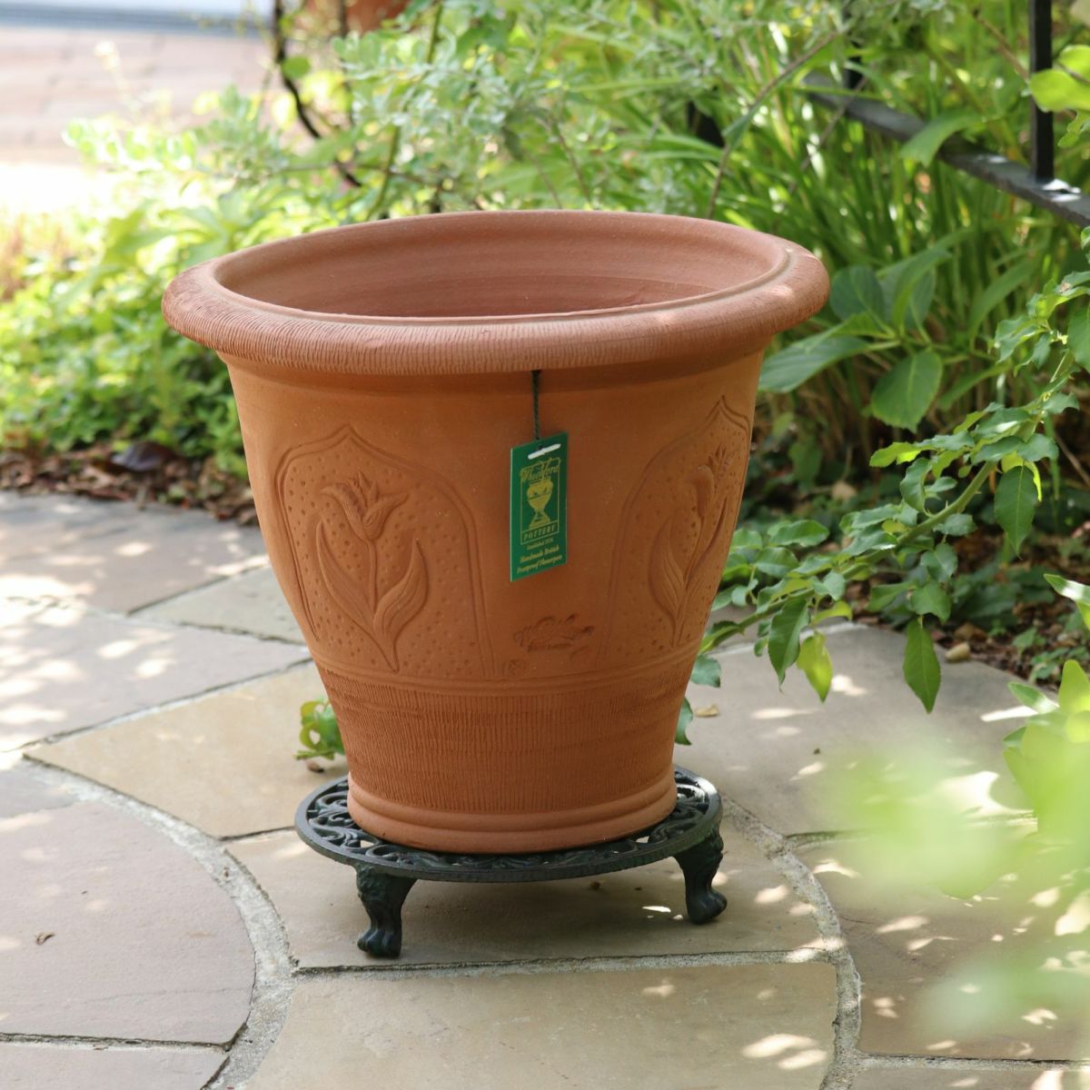 チューリップがあしらわれたウィッチフォードの植木鉢の写真