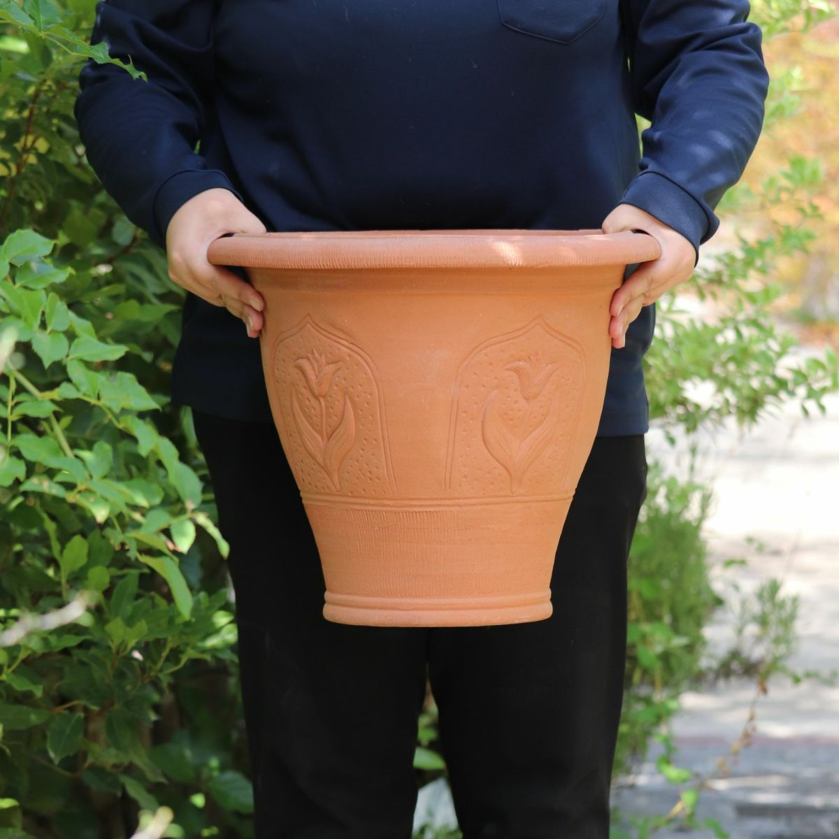 チューリップがあしらわれたウィッチフォードの植木鉢の写真