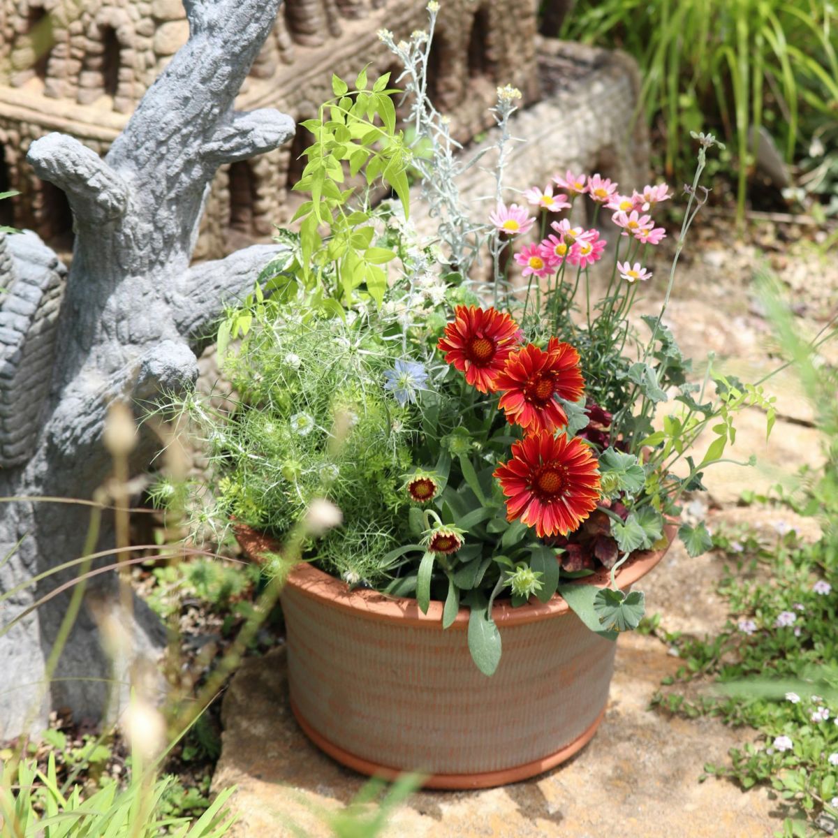 ウィッチフォードの植木鉢に花を植えこんだ写真