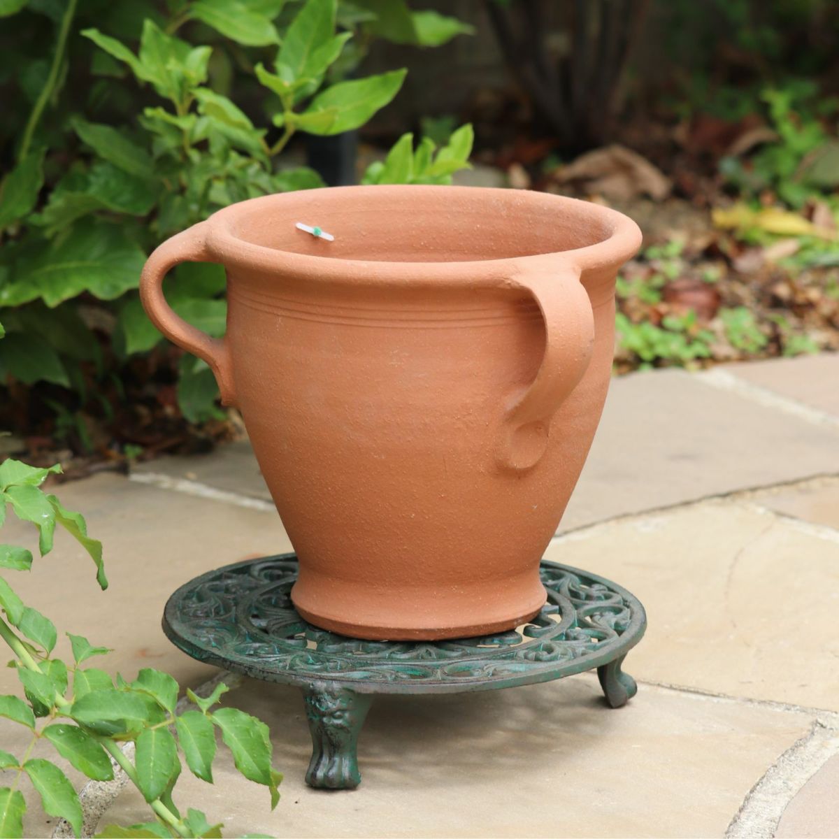 取っ手付きのウィッチフォードの植木鉢の写真