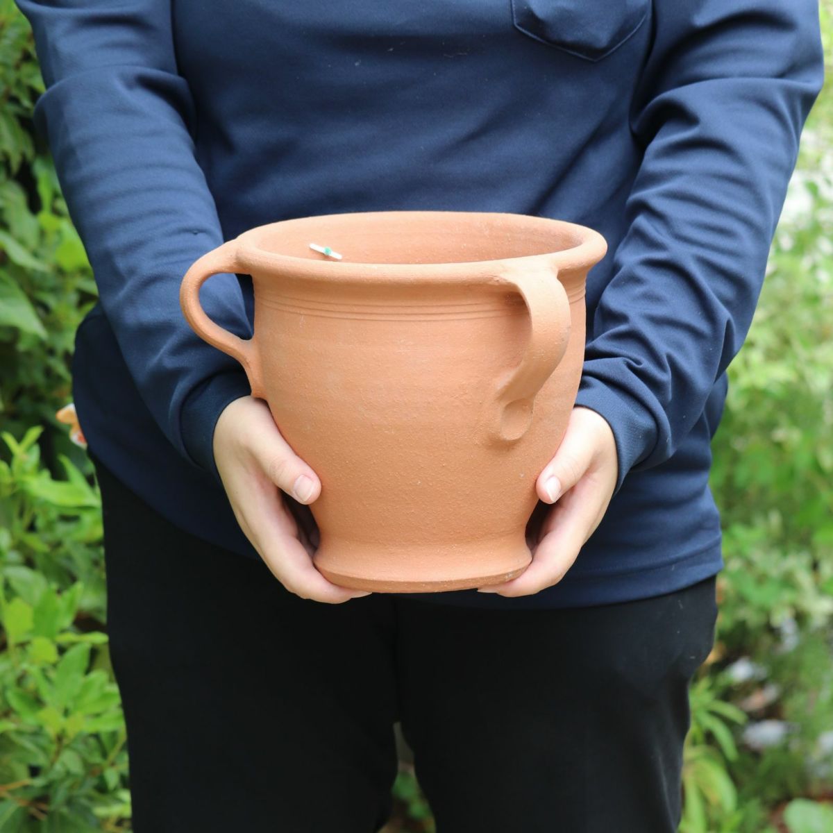 取っ手付きのウィッチフォードの植木鉢を持っている写真