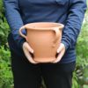 取っ手付きのウィッチフォードの植木鉢を持っている写真