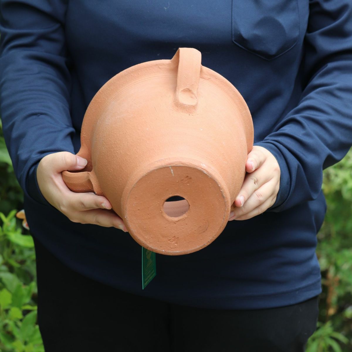 取っ手付きのウィッチフォードの植木鉢を持っている写真