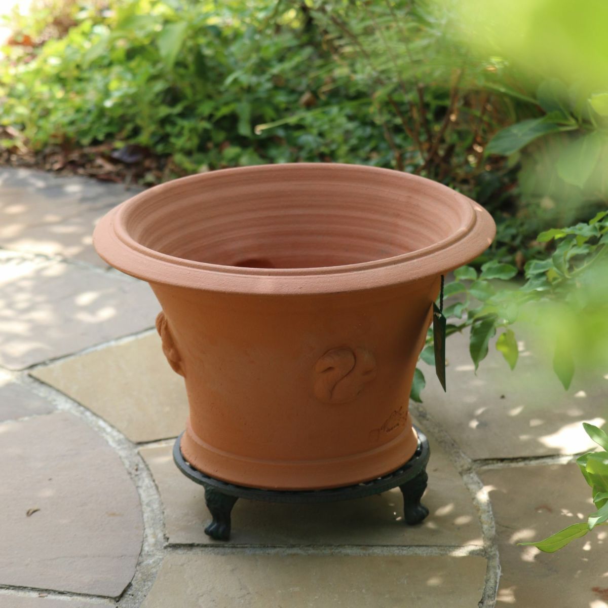 リスがあしらわれたウィッチフォードの植木鉢の写真