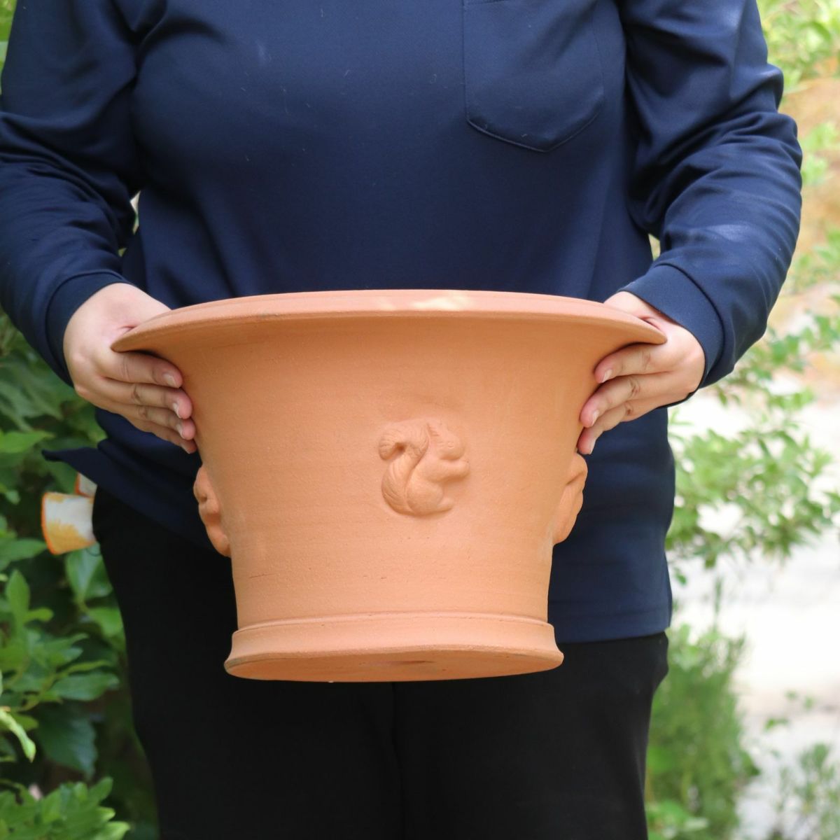 リスがあしらわれたウィッチフォードの植木鉢の写真