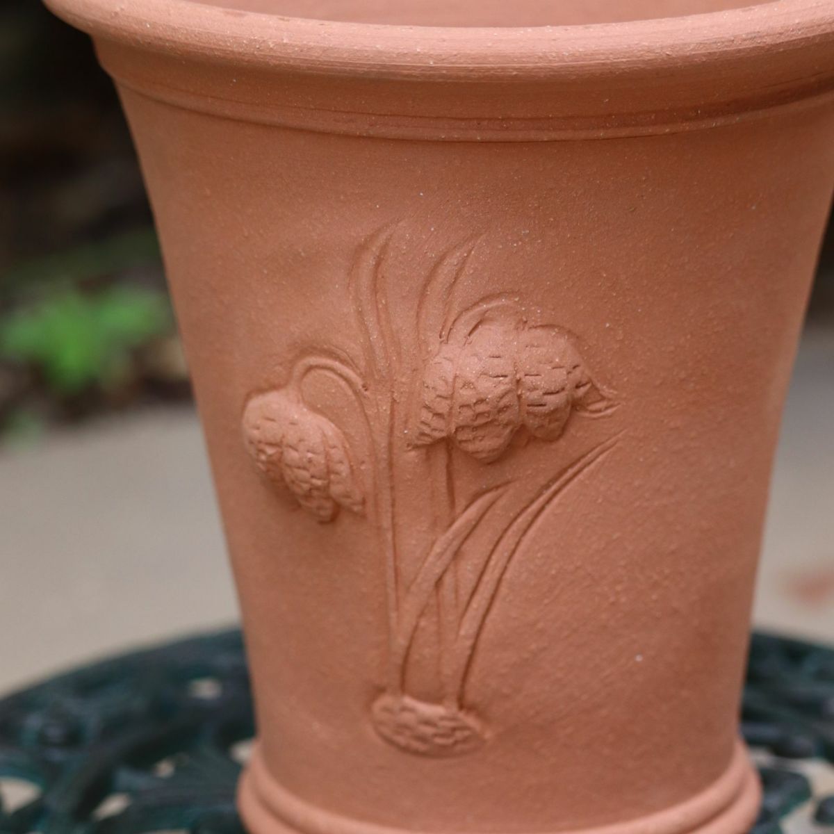 植物があしらわれたウィッチフォードの植木鉢の写真