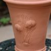 植物があしらわれたウィッチフォードの植木鉢の写真