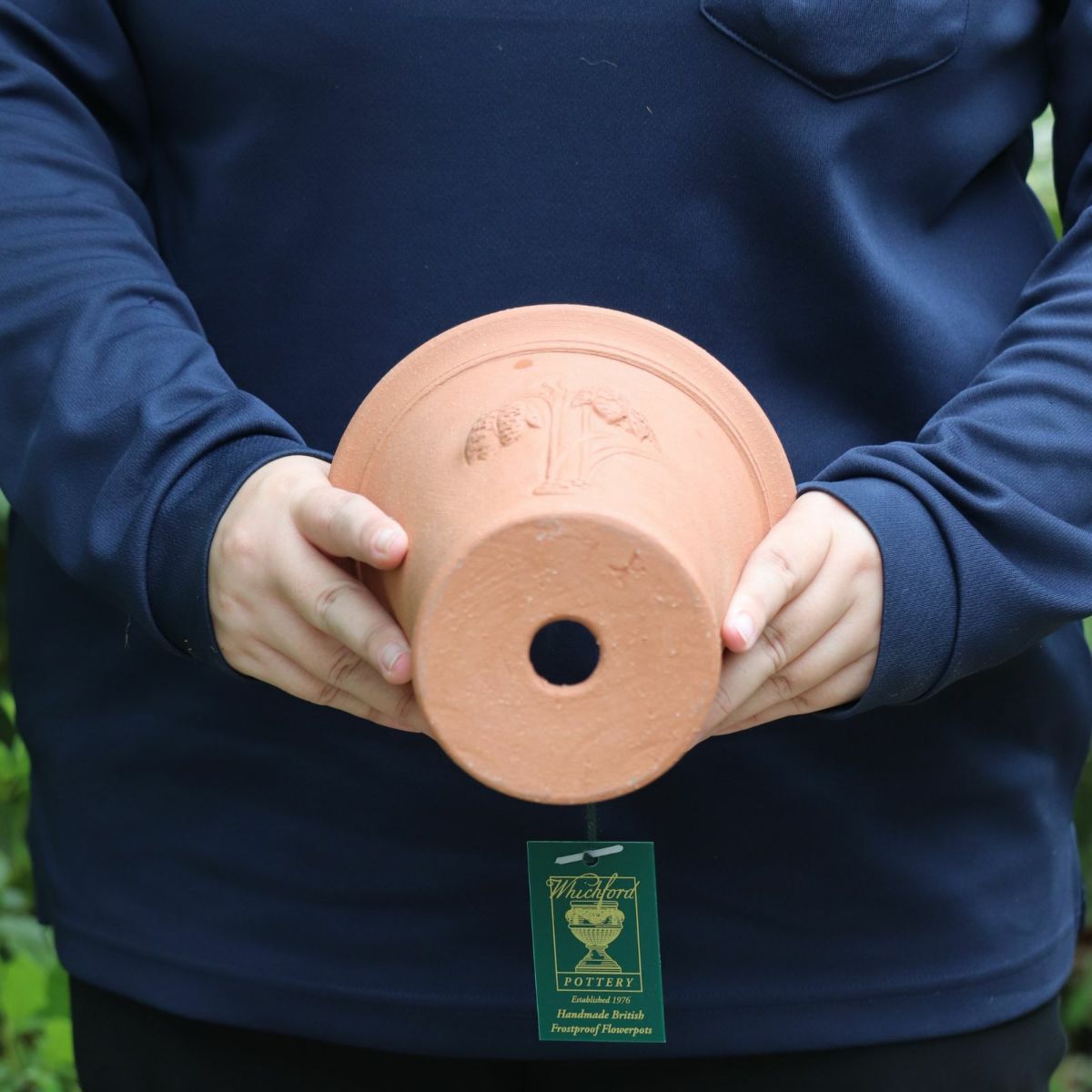 ウィッチフォードの植木鉢を持っている人の写真