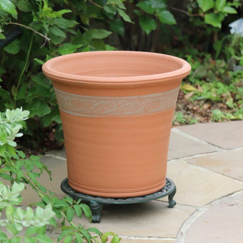 ３種類のオールドローズのモチーフが入ったウィッチフォードの植木鉢の写真