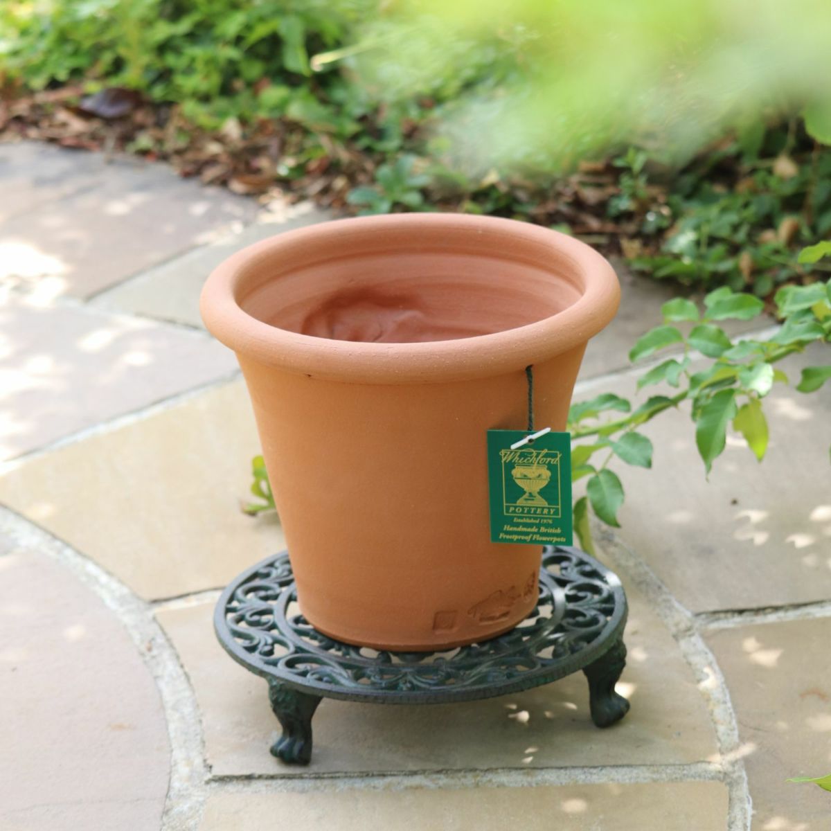 カラーの花のモチーフがついたウィッチフォードの植木鉢の写真