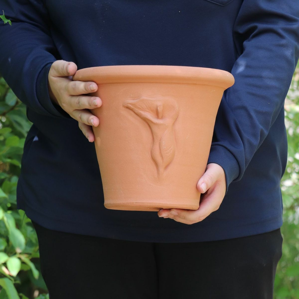 カラーの花のモチーフがついたウィッチフォードの植木鉢の写真