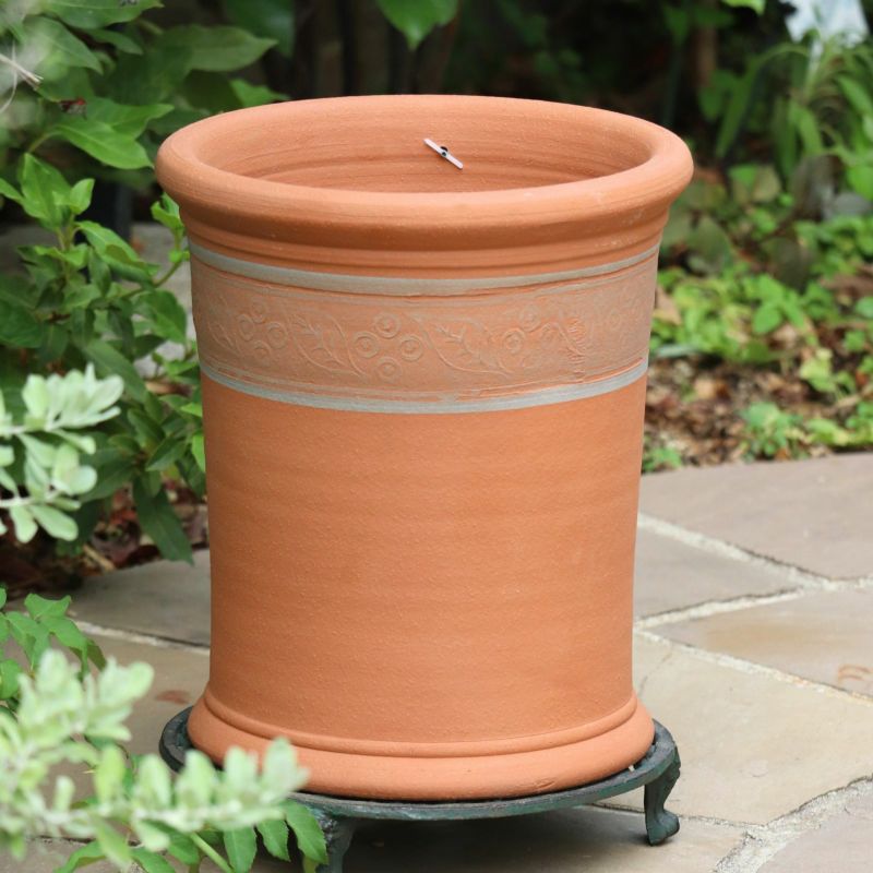 ブルーベリーのモチーフがあしらわれたウィッチフォードの植木鉢の写真