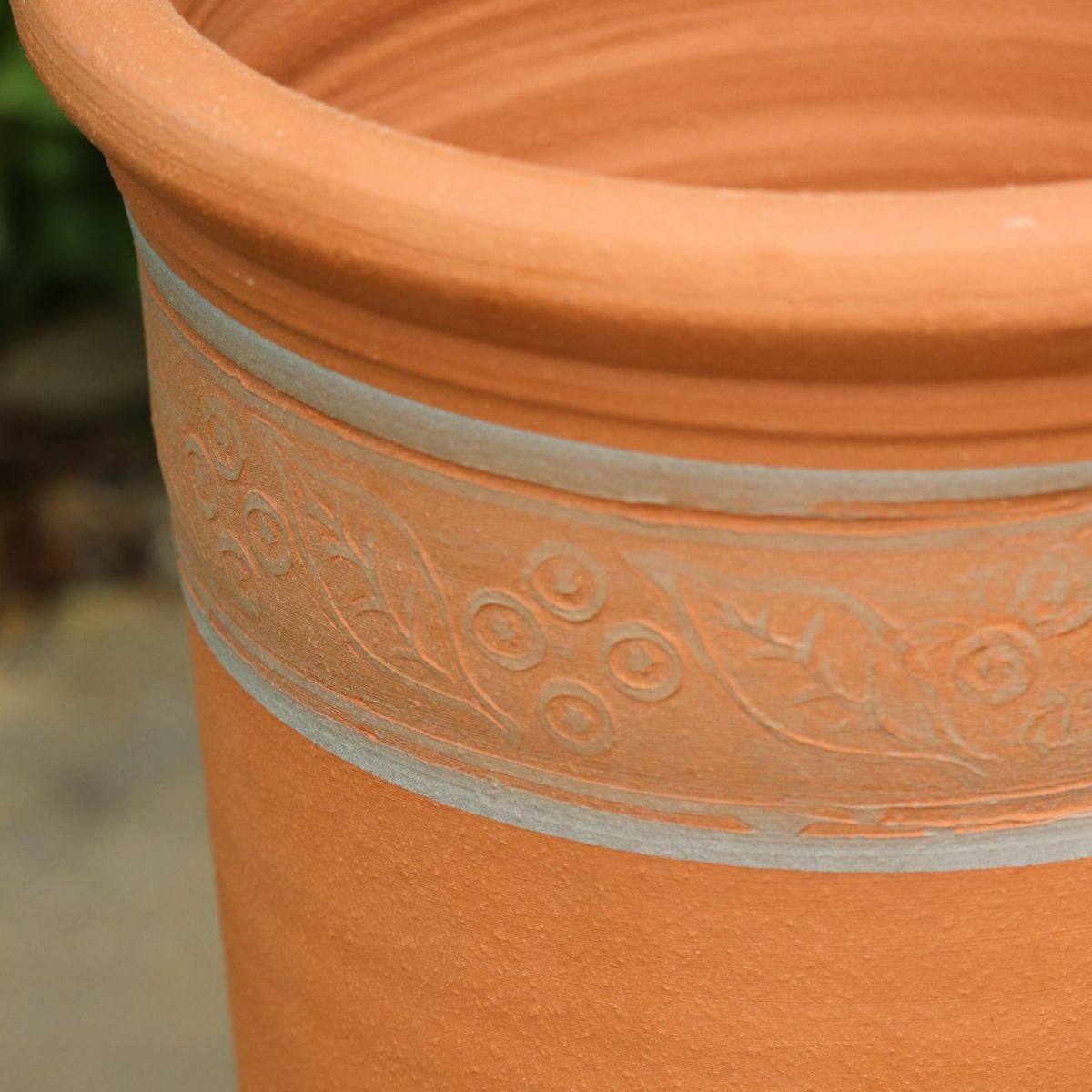 ブルーベリーのモチーフがあしらわれたウィッチフォードの植木鉢の写真