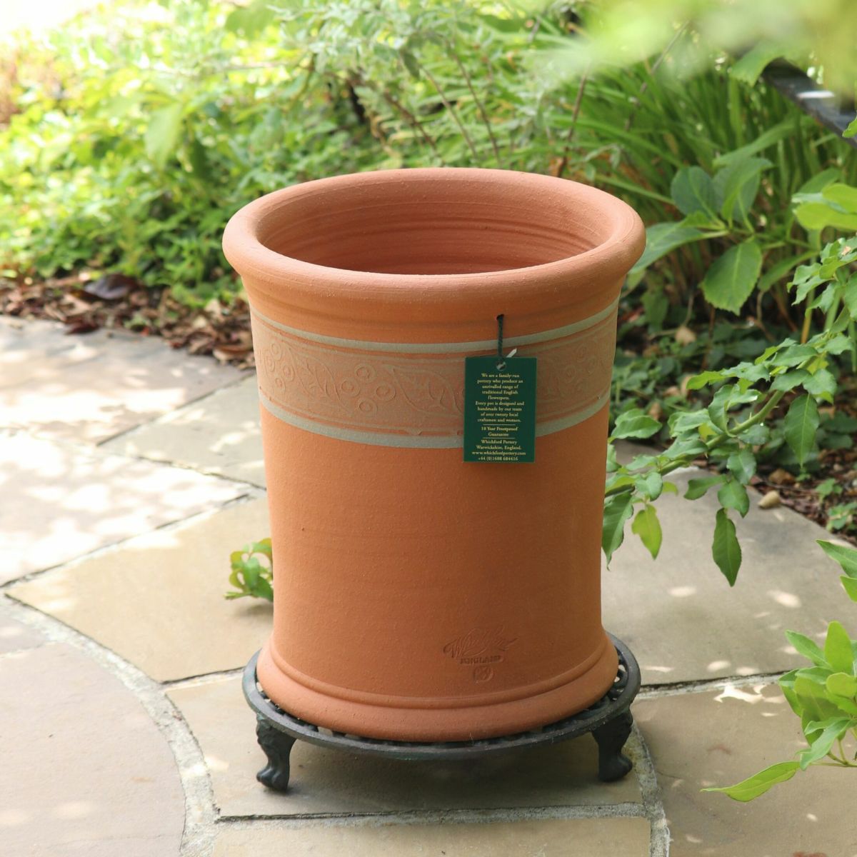 ブルーベリーのモチーフがあしらわれたウィッチフォードの植木鉢の写真