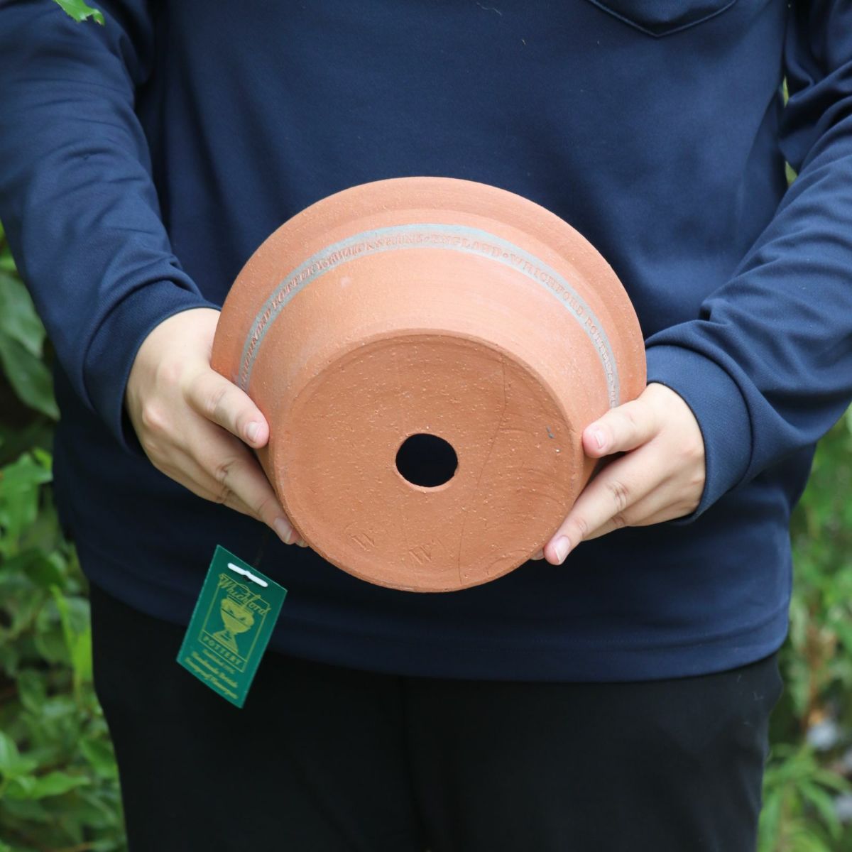 ウィッチフォードSeedPotの植木鉢を持っている人の写真