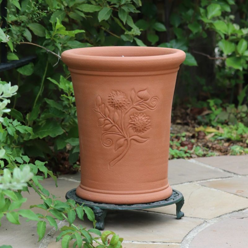 クレマチスがあしらわれたウィッチフォードの植木鉢の写真