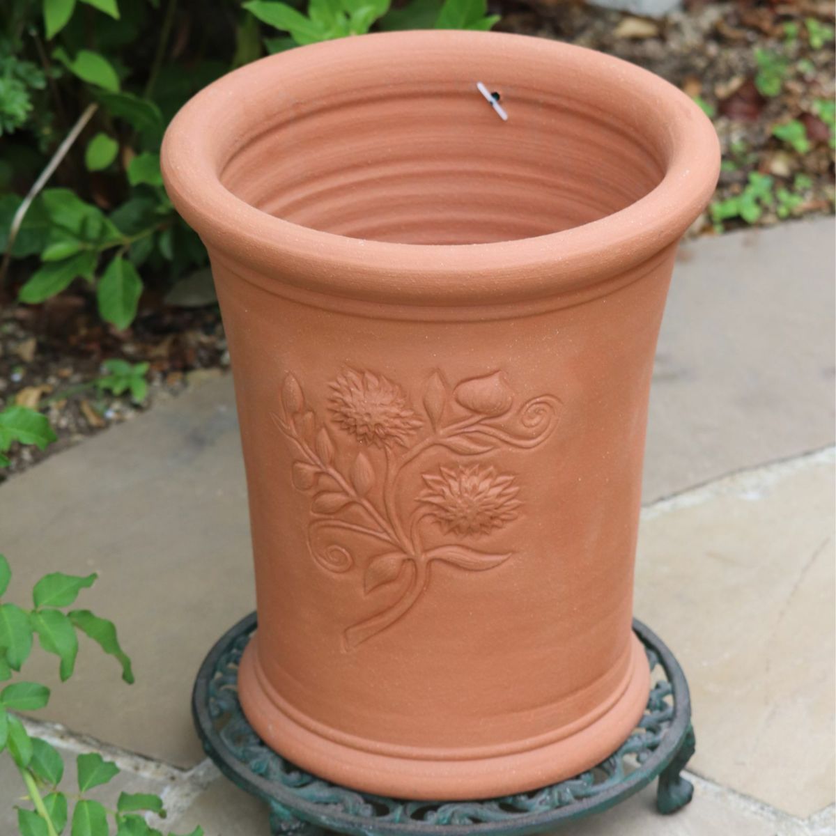 クレマチスがあしらわれたウィッチフォードの植木鉢の写真