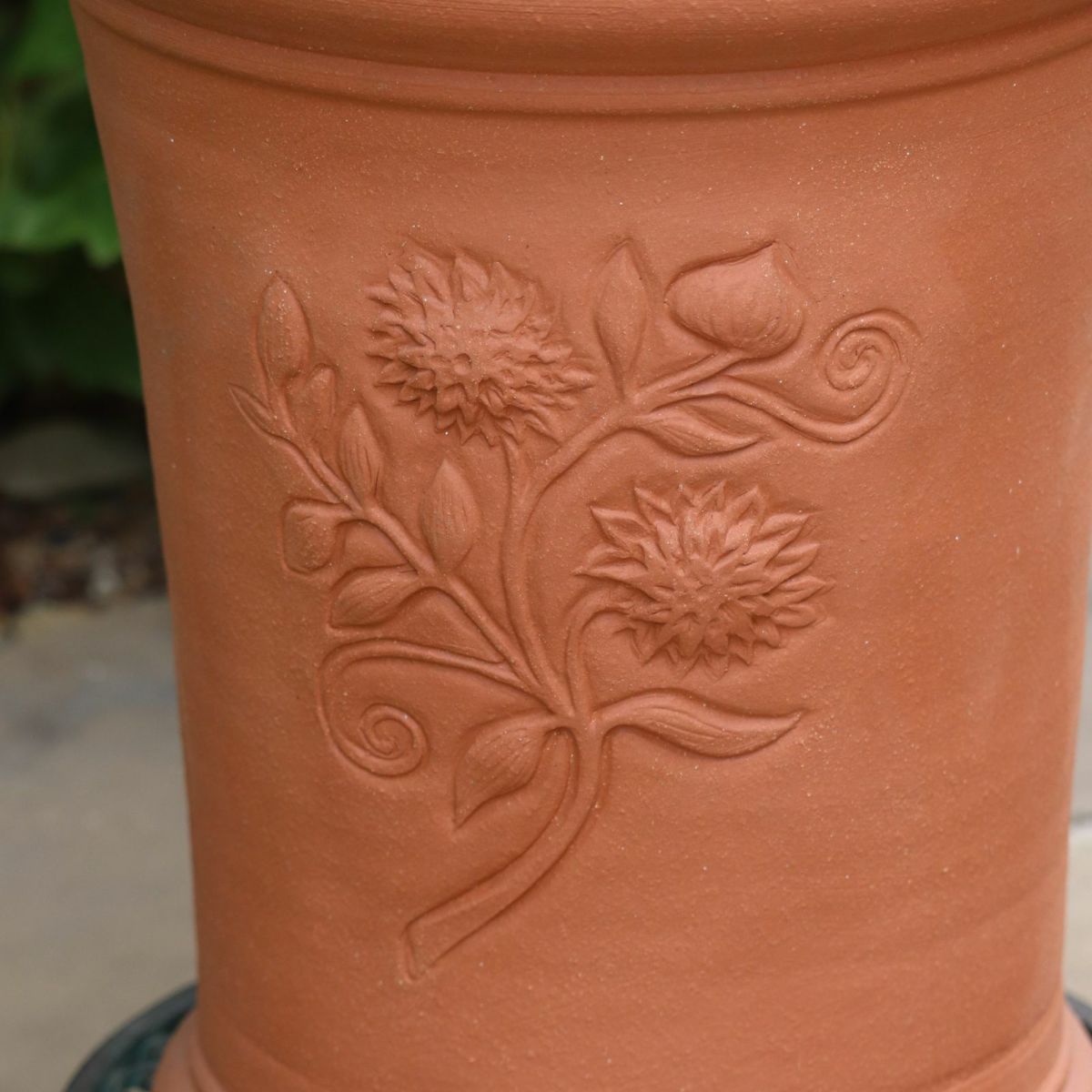 クレマチスがあしらわれたウィッチフォードの植木鉢の写真