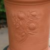 クレマチスがあしらわれたウィッチフォードの植木鉢の写真