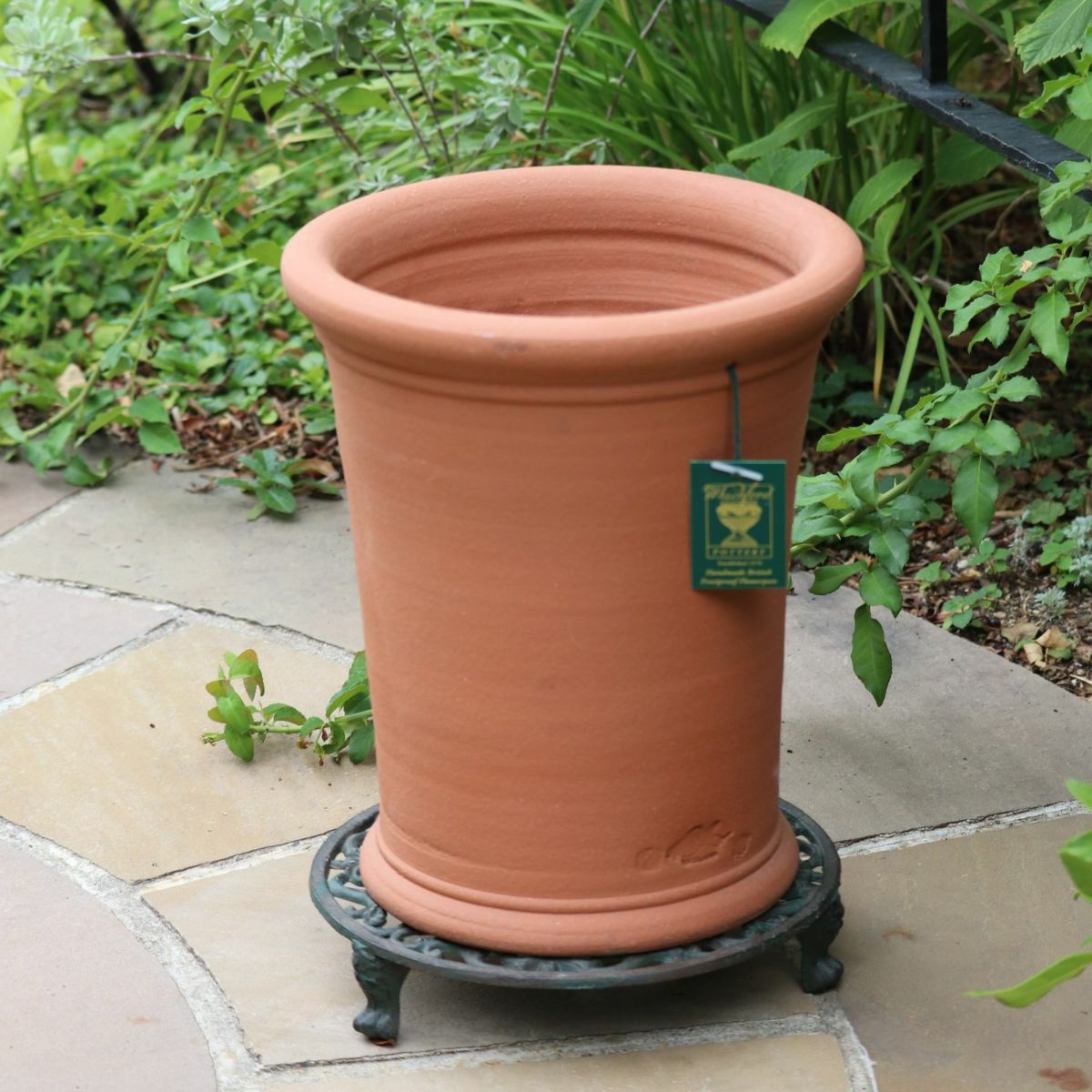 クレマチスがあしらわれたウィッチフォードの植木鉢の写真