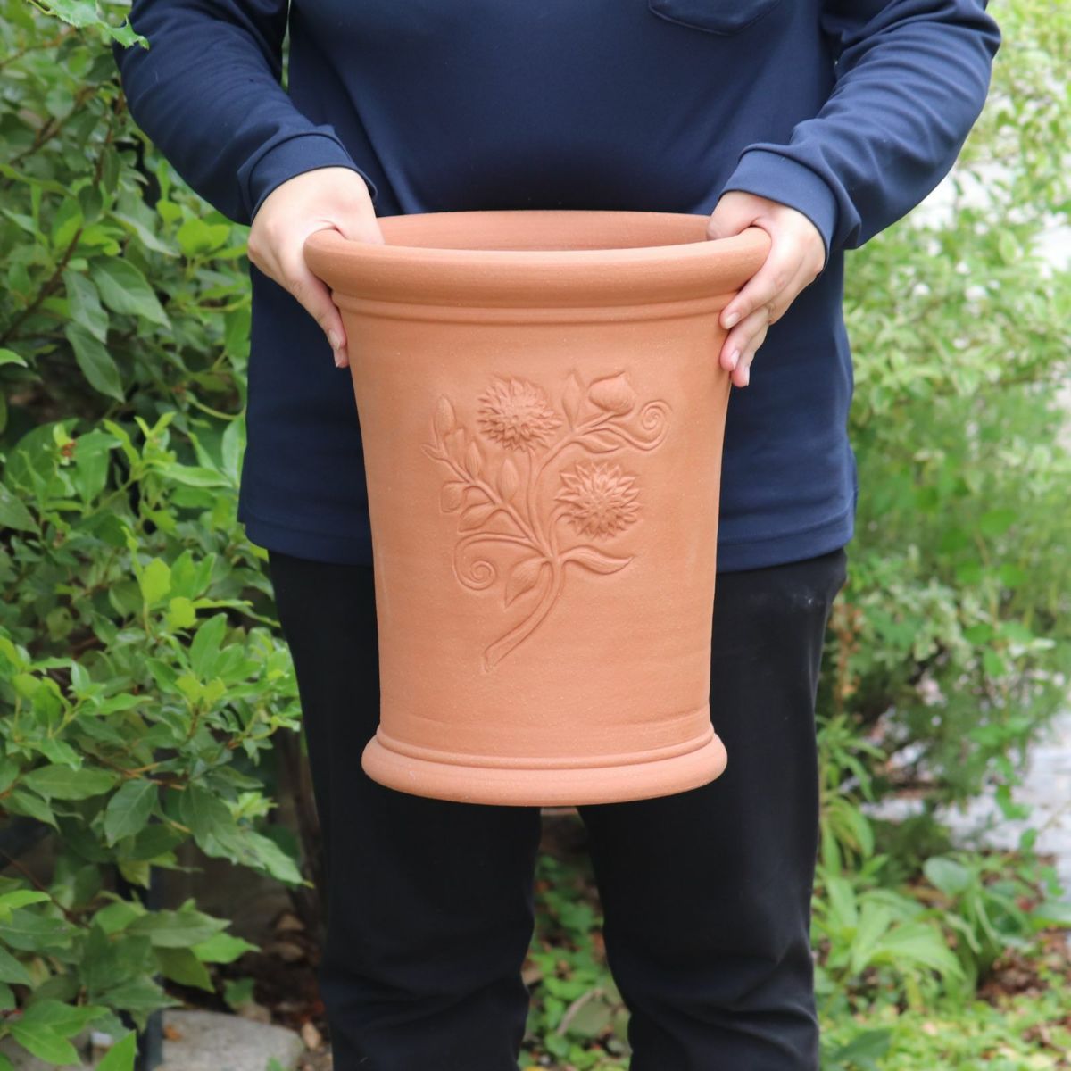 クレマチスがあしらわれたウィッチフォードの植木鉢の写真