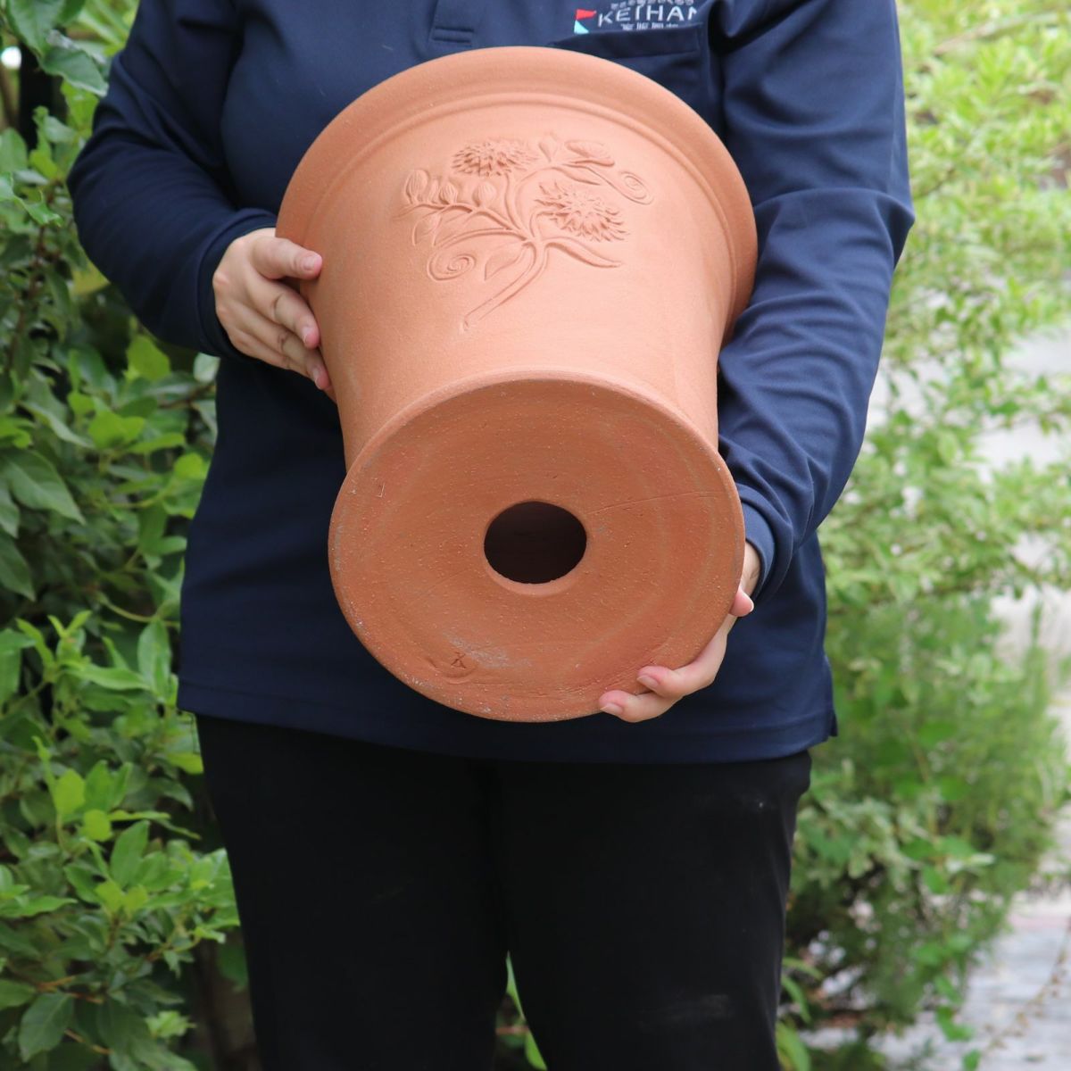 クレマチスがあしらわれたウィッチフォードの植木鉢の写真