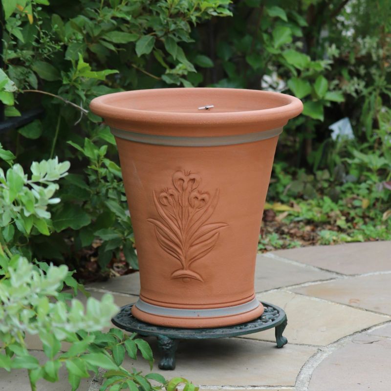 アイリスがあしらわれたウィッチフォードの植木鉢の写真