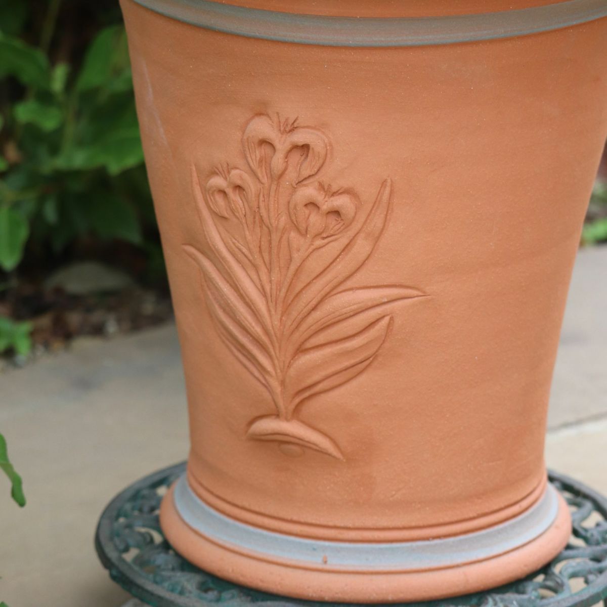 アイリスがあしらわれたウィッチフォードの植木鉢の写真