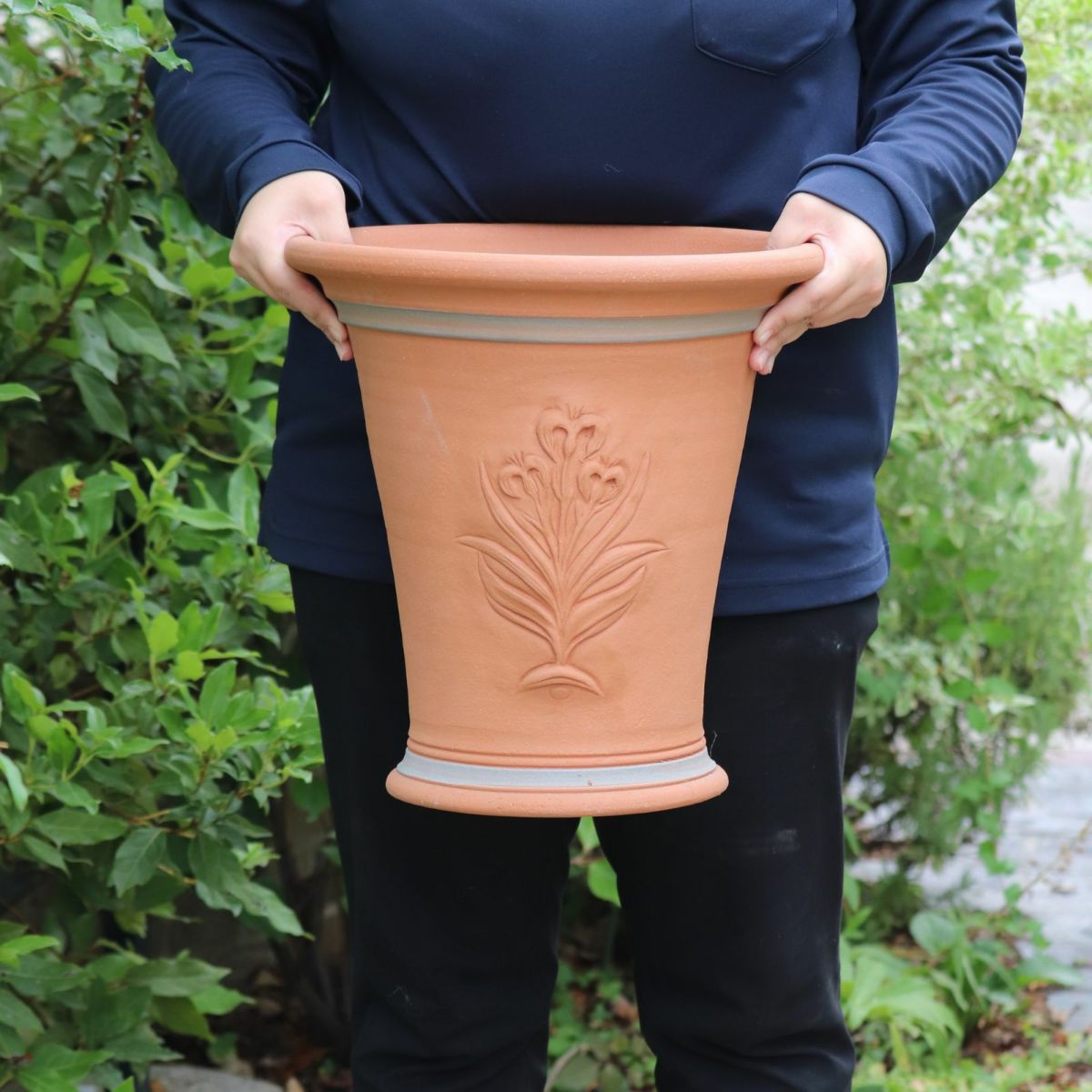 アイリスがあしらわれたウィッチフォードの植木鉢の写真