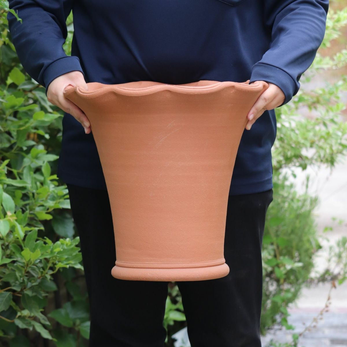 カーブの美しいウィッチフォードの植木鉢の写真