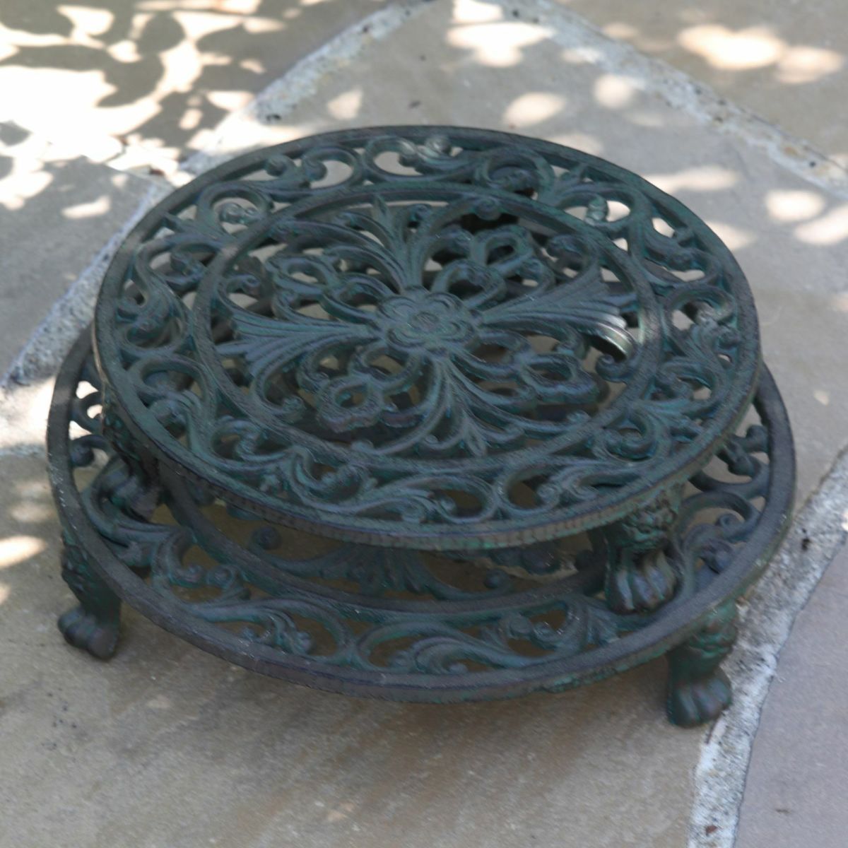 美しいデザインの花スタンドが重なっておかれている写真