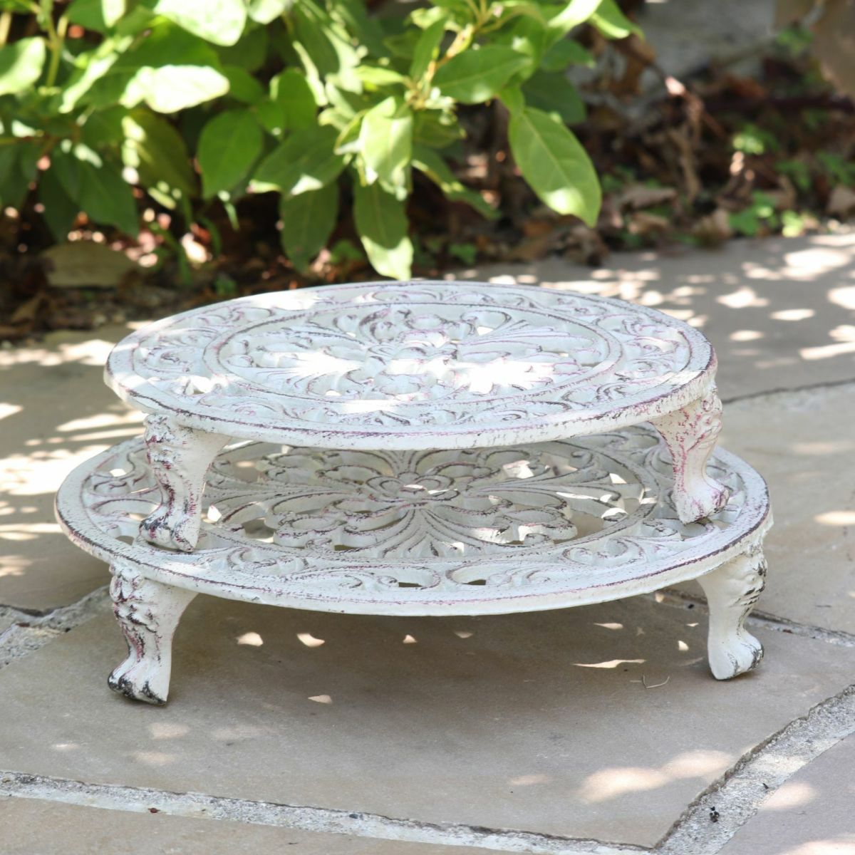 美しいデザインの花スタンドが重なっておかれている写真