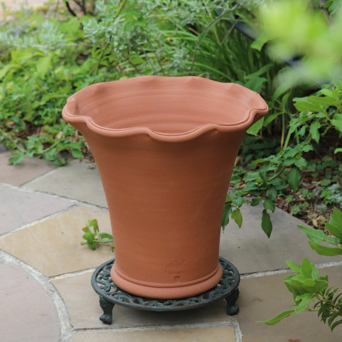 花スタンドに植木鉢が載った写真